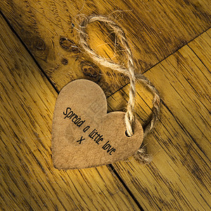 在木地板上传播一点爱情信息背景图片