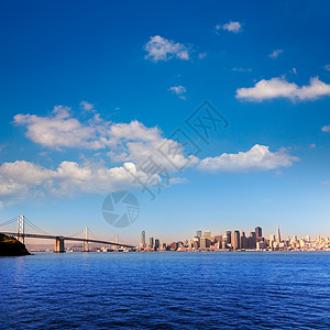 来自金银岛的 加利福尼亚旧金山天际线摩天大楼景点宝藏天空海洋建筑物反射中心地标场景图片