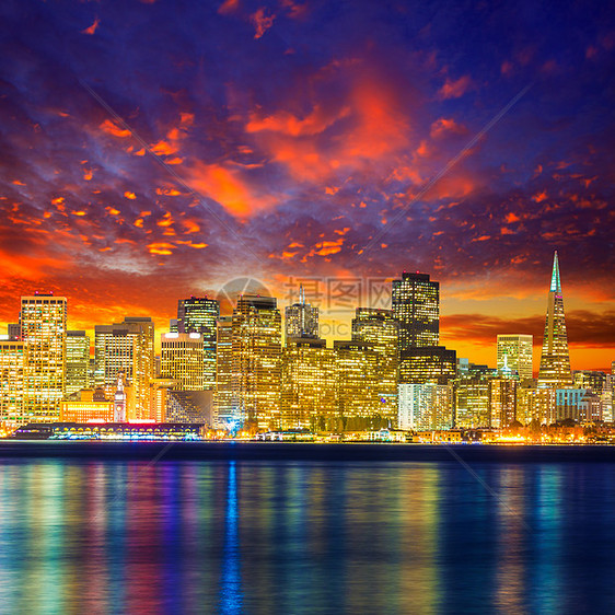 旧金山日落天线加利福尼亚湾水反射系统建筑学景观日落旅行建筑物市中心假期摩天大楼海洋天际图片