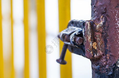 Rusty 门锁力量隐私房子安全木头建筑金属挂锁钥匙古董图片