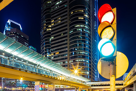 夜间城市的交通灯办公室地标运输市中心天空建筑踪迹景观公司街道图片