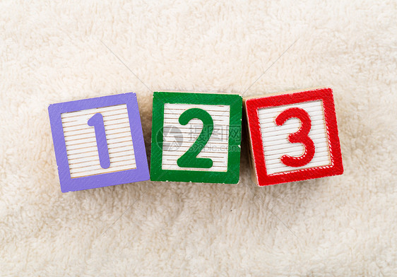 123个带毛巾背景的玩具块图片