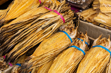 传统盐鱼市场海鲜腌鱼国王盐渍食物美食图片