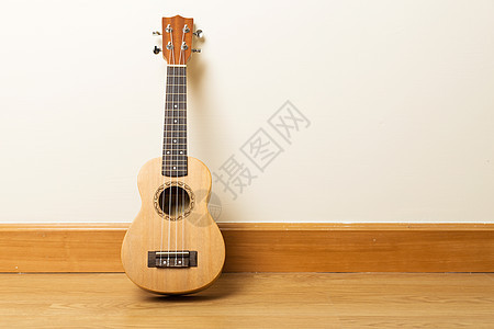 Ukulele在地板上竹子歌曲木头艺术声学音乐国家棕色地面乐器图片