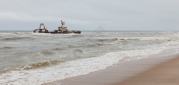 Zeila船难于2008年8月25日在纳米比亚搁浅海洋潜水员潜水飞溅钓鱼交通渔船骨骼旅游海岸线图片