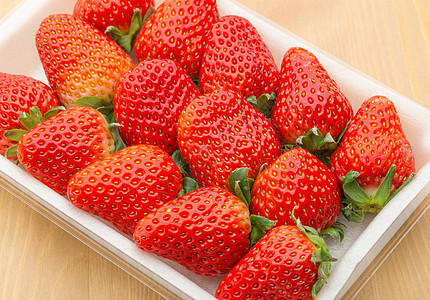 甜甜草莓纹理树木饮食浆果水果桌子木头红色图片