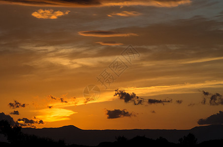 克里特的阴云日落太阳海滩极光天空海景山脉戏剧性全景地平线反射图片