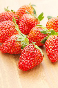 桌上的草莓浆果团体桌子木头红色树木水果饮食图片