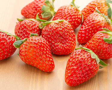 草莓集团水果木头饮食树木浆果桌子团体红色图片