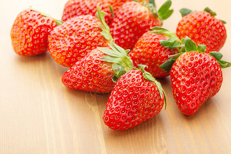 草莓浆果水果饮食桌子树木团体红色木头图片