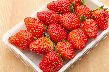 包装的草莓草莓木头桌子树木水果饮食红色浆果图片