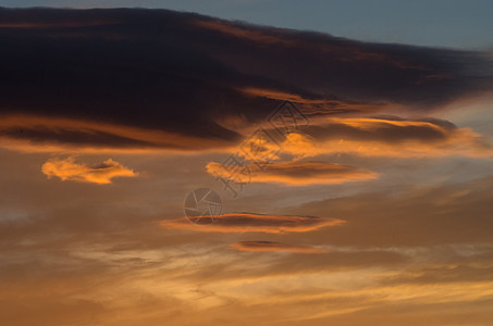 克里特的阴云日落顶峰海滩天空阳光海景地平线全景反射场景山脉图片