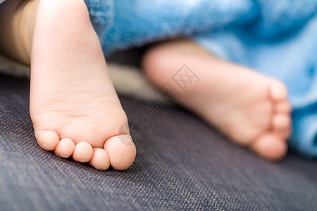 婴儿脚宝贝赤脚毛巾皮肤毯子新生孩子图片