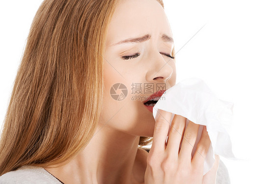 美丽的女人打喷嚏 拿着组织鼻子女士沙发围巾疼痛成人感染鼻涕过敏手帕图片