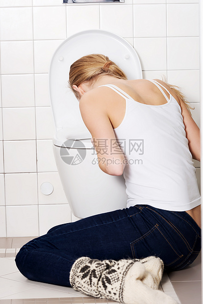 年轻的caucasian女人正在浴室呕吐震惊投掷焦虑女孩青春期呕吐物身体派对贪食症重量图片