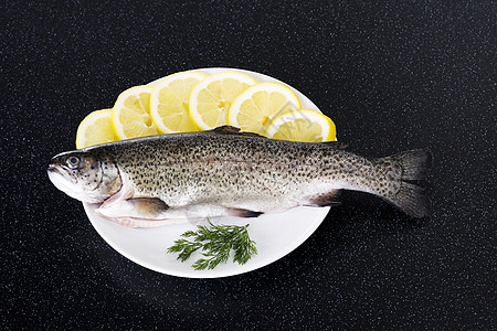 盘子里有新鲜的生鱼海鲜鱼片蔬菜烹饪营养胡椒迷迭香草药食物午餐图片