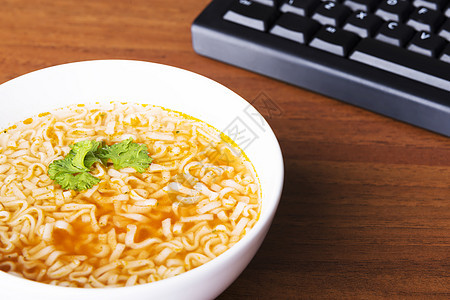 中文 蔬菜 意大利面汤 在键盘旁边图片