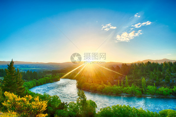 Clutha河溪流太阳树木流动光束全景山脉日落风景蓝色图片