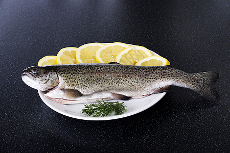 盘子里有新鲜的生鱼食物胡椒烹饪美食草药午餐营养鱼片蔬菜迷迭香图片