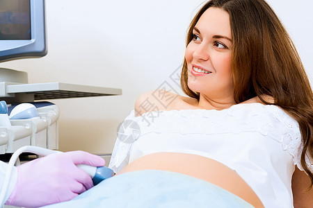 接受医生诊治的怀孕妇女咨询扫描医师病人夫妻肩膀腹部诊所成人婴儿图片