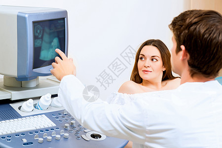 接受医生诊治的怀孕妇女考试夫妻卫生女性病人保健微笑腹部女士咨询图片