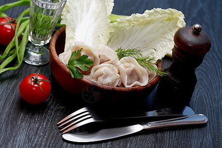 与拉维奥利盘子洋葱水饺晚餐美食玻璃蔬菜沙拉食物糕点图片