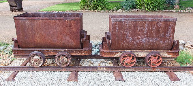 装满石块的废旧采矿车矿石力量运输煤炭货物历史性沙漠金属车皮机械图片
