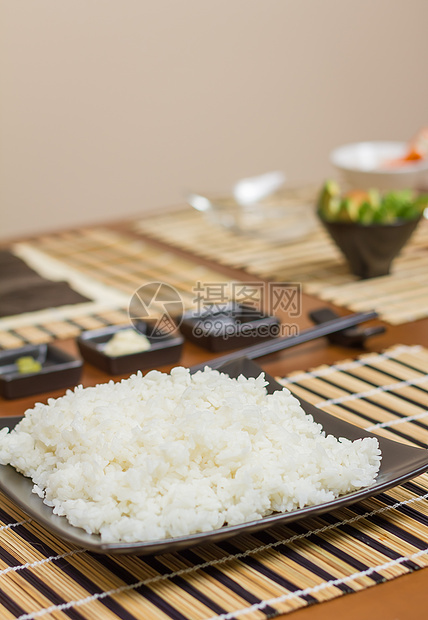 诺里海藻床单准备做寿司美食螃蟹女孩海苔女士午餐黄瓜竹子营养大豆图片