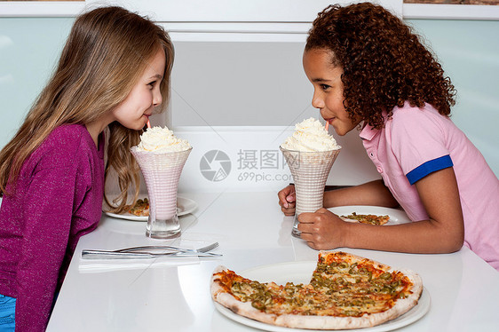 喝草莓奶昔的年轻女孩奶昔食物小吃孩子们混血午餐早餐女孩们餐厅饮食图片