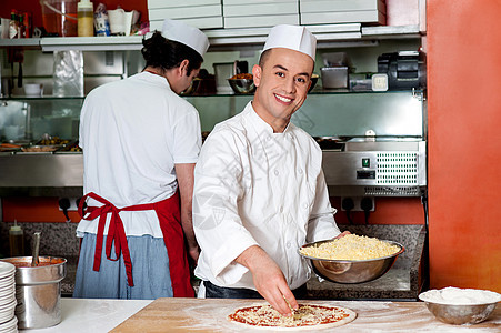 餐厅厨房内工作时的厨师餐饮烹饪店铺面包师男性披萨面粉快乐桌子商业图片