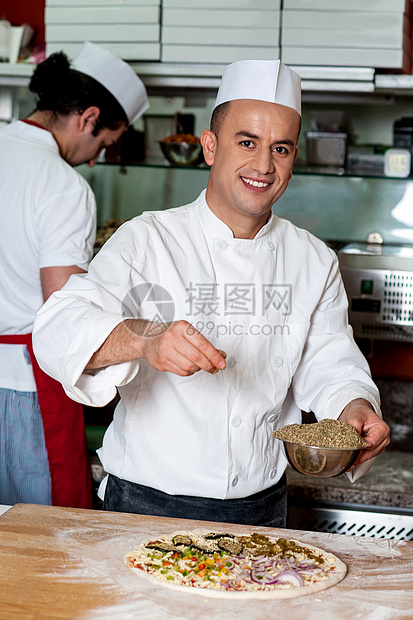 在厨房积极工作的男主厨洋葱烹饪餐饮男性面包师食物冒充面团快乐店铺图片