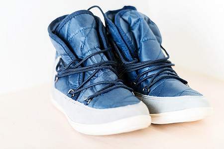 一双深蓝色的女靴子 鞋弦水平背景图片