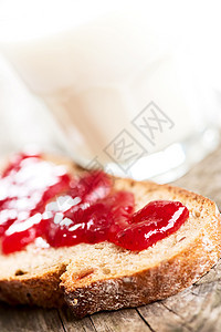 面包加草莓果酱和牛奶杯谷物白色食物水果红色覆盆子营养甜点饮食奶制品图片