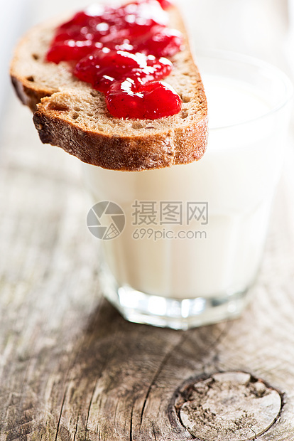面包加草莓果酱和牛奶杯白色水果甜点覆盆子营养奶制品食物糖果商小吃红色图片