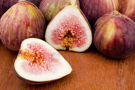 半无花果木头红色热带种子紫色市场宏观绿色棕色水果背景图片