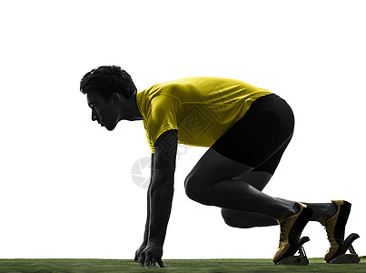 跑步青年男子冲锋跑步 在起始街区环形车轮男人竞争白色运动起跑线