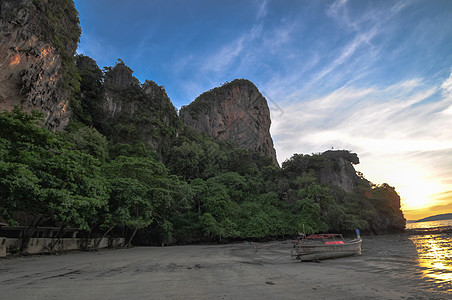 海边Krabi海滩的日落全景图片