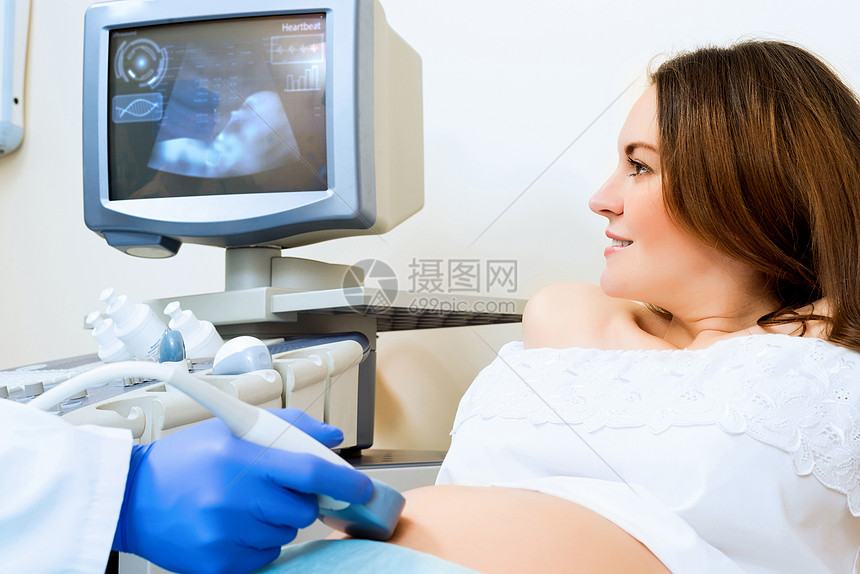 接受医生诊治的怀孕妇女女性女士夫妻腹部检查家庭卫生考试医师顾问图片