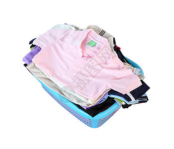 白色背景的篮子中的一堆衣服粉色织物家庭洗涤衬衫服装纺织品蓝色小路剪裁图片