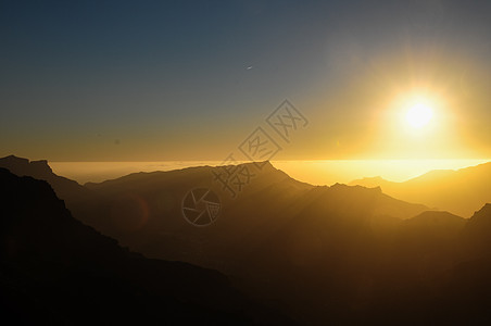 日落在山上天空太阳沙漠橙子图片