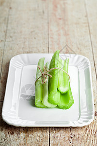 绿色新鲜的青菜在盘子里发芽图片