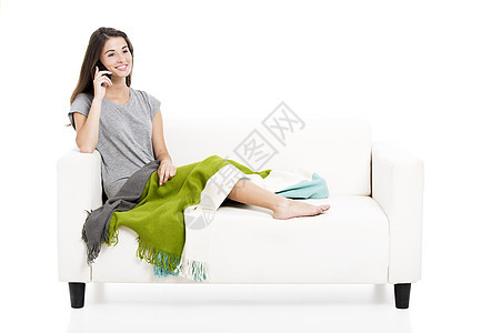 手机交谈幸福休息技术沙发微笑女孩长椅黑发女性房子图片