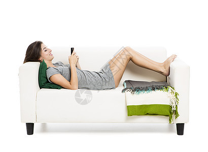 妇女发送短发女孩手机说谎技术短信沙发幸福休息微笑闲暇图片