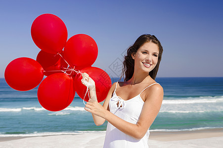 带着红色芭蕾舞的漂亮女孩假期气球青年闲暇自由表现力飞行晴天蓝色微笑图片