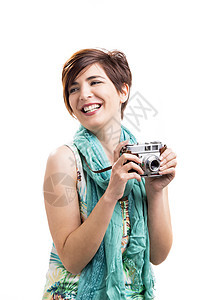 配有旧相机的女人假期摄影游客快乐白色围巾相片微笑绿色乐趣图片