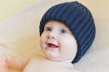 一个七个月大的男孩的肖像社会童年牙齿快乐婴儿苏醒学习时间好奇心男生图片