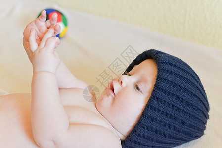 一个七个月大的男孩的肖像生活学习水平社会童年帽子游戏乐趣时间皮肤图片
