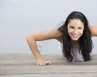 妇女操练健康成人女孩肌肉身体训练运动装拉丁运动员俯卧撑图片
