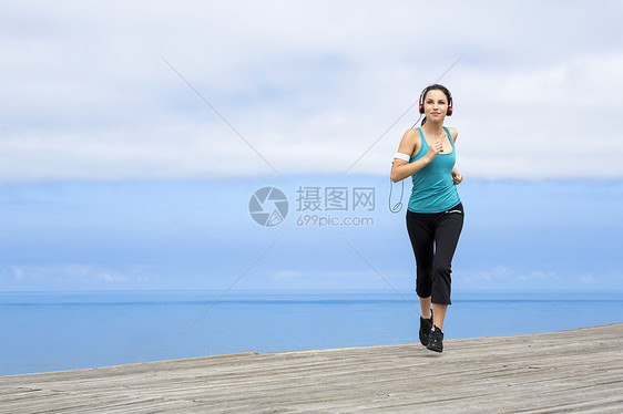 慢跑活动耳机运动装行动运动员音乐女性速度蓝色女孩图片