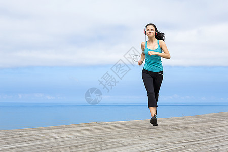 慢跑女性慢跑者活动赛跑者女孩微笑行动运动员成人音乐图片